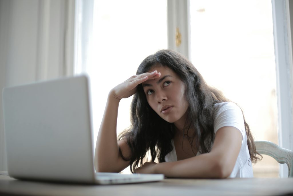 Vrouw boos achter laptop